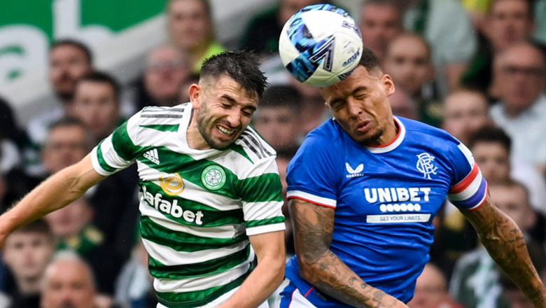 Người hâm mộ cuồng nhiệt cổ vũ cho trận derby giữa Rangers đấu với Celtic